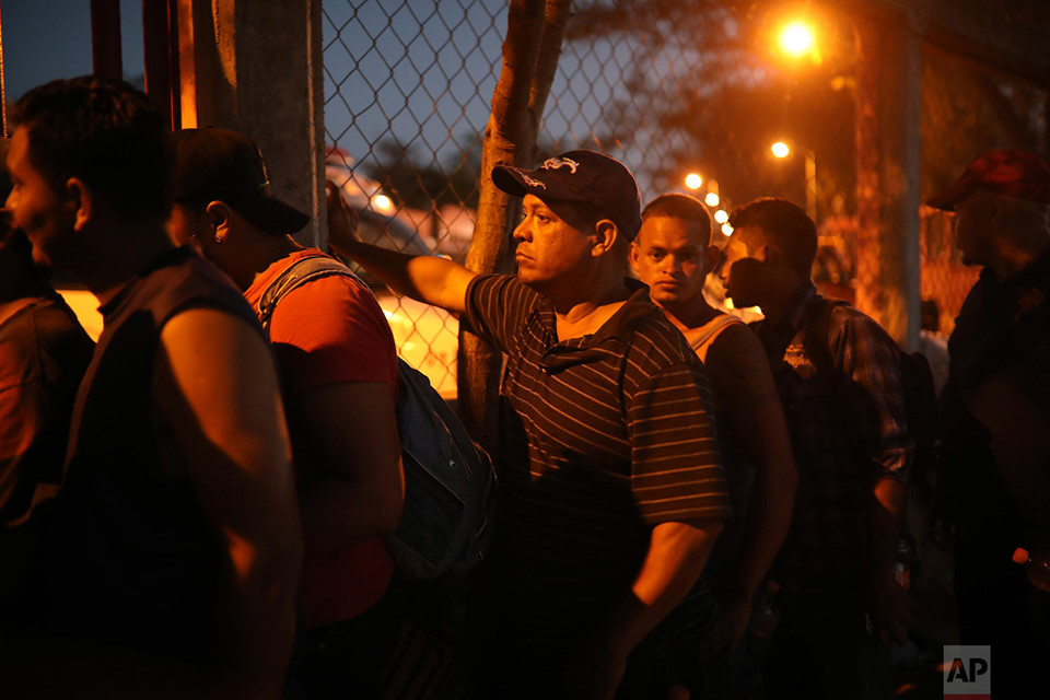 Đoàn di cư nghìn người chầu chực bên bờ giấc mơ Mỹ